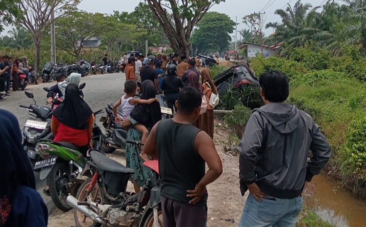 Ditabrak Innova, Mobil Dinas Pimpinan DPRD Bengkalis Terbalik, Hendrik  Pangaribuan Alami Luka Serius