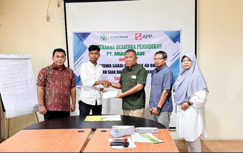 PT Arara Abadi Kembali Berikan Bantuan Pendidikan Kepada 40 Anak Suku Sakai