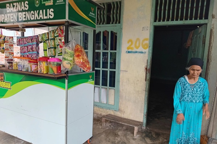 Cerita Perempuan Sebatang Kara di Bengkalis, Gerobak Jualan Bantuan Baznas Akan Ditarik Karena Jualan Sedikit