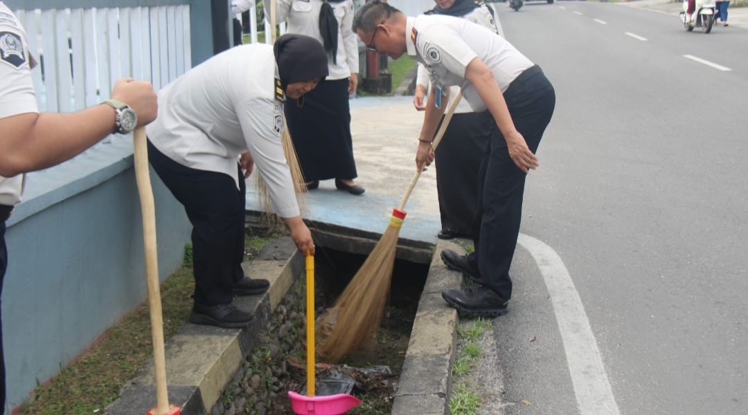 Yuniarto Turun Langsung Bersihkan Parit, Semangat Kerja Bakti Sambut Ramadhan