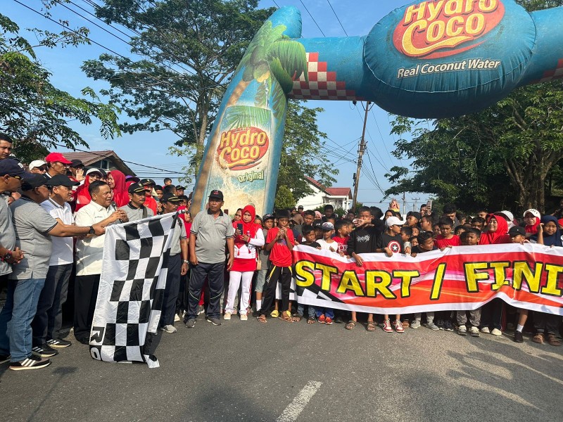 Ribuan Masyarakat Tumpah Ruah Jalan Santai Bersama Sekdaprov SF Hariyanto