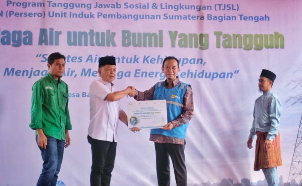 PLN Serahkan 10 Sumur Bor ke Pemkab Meranti, Bupati Asmar Minta Tambah Jadi 100 Titik