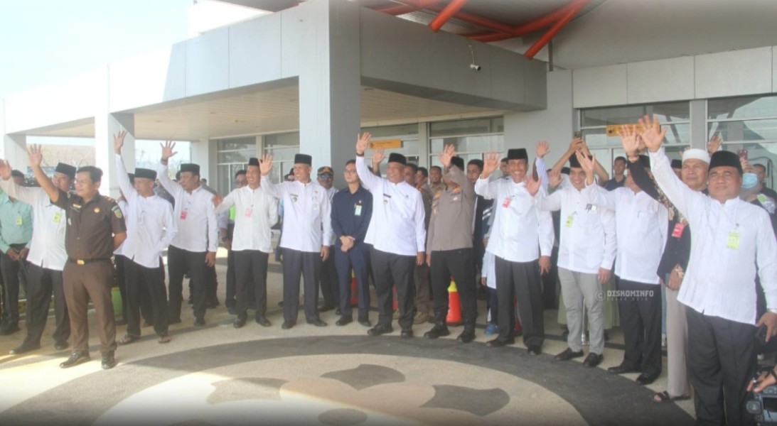 Bupati Anton Lepas Keberangkatan JCH di Bandara Tuanku Tambusai, Keluarga Antar Langsung Hingga Tangga Pesawat