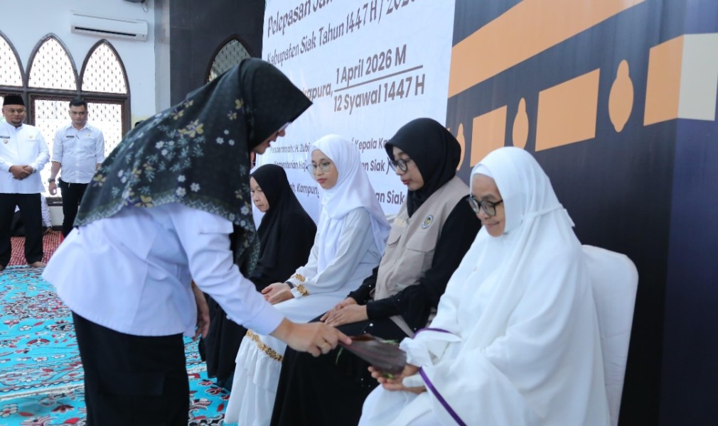 Tepuk Tepung Tawar Iringi Langkah Suci, Bupati Afni  Lepas 257 Jemaah Haji Siak