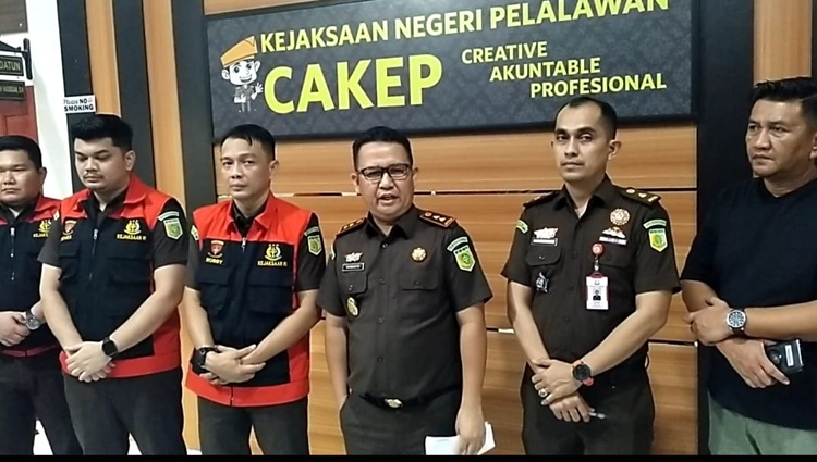 Kejari Pelalawan Tetapkan dan Tahan 15 Tersangka Korupsi Pupuk Bersubsidi, Kerugian Ditaksir Rp34 Miliar