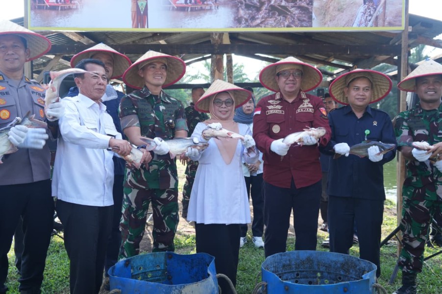 Wabup Misahrti Hadiri Panen Raya Patin Yonif 132/BS, Perkuat Ketahanan Pangan Kampar