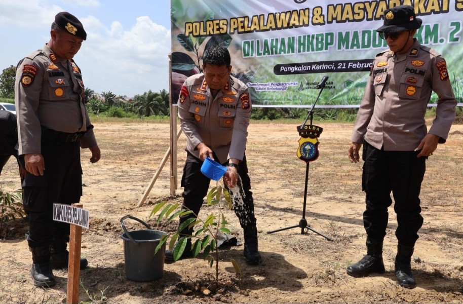 Green Policing di HKBP Maduma, Kapolres Pelalawan Tanam Pohon Bersama Jemaat