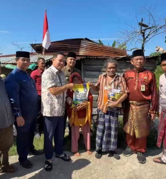 Wabup Husni Tamrin Berikan Bantuan Modal Usaha dan Sembako Untuk Warga Tidak Mampu