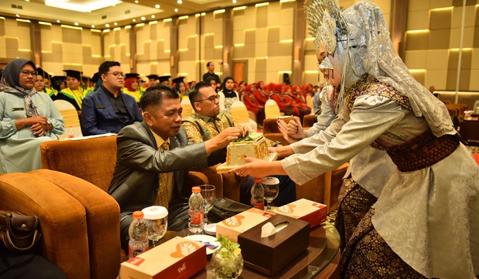 Stikes Tengku Maharatu Wisuda 322 Lulusan,  LLDIKTI Wilayah XVII: Agar Segera Jadi Universitas