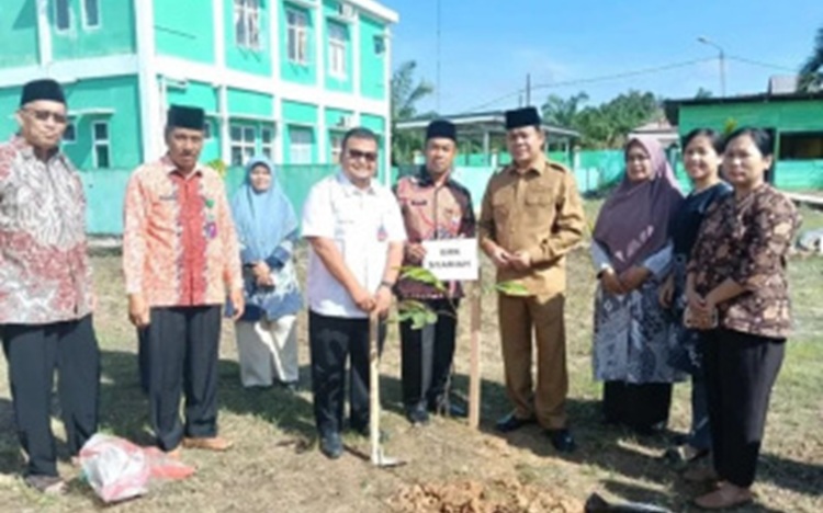 Kemenag Rohul Tanam 1.276 Bibit Matoa, Peringati Hari Bumi dengan Aksi Nyata, Wabup Syafaruddin Poti: Menjaga Alam Adalah Investasi untuk Generasi Mendatang