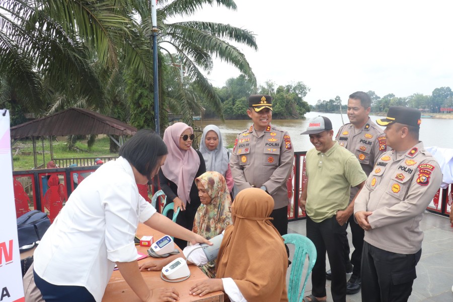 Sambut HUT Bhayangkara ke-79, Polres Pelalawan Gelar Pengobatan Gratis untuk Masyarakat Pesisir