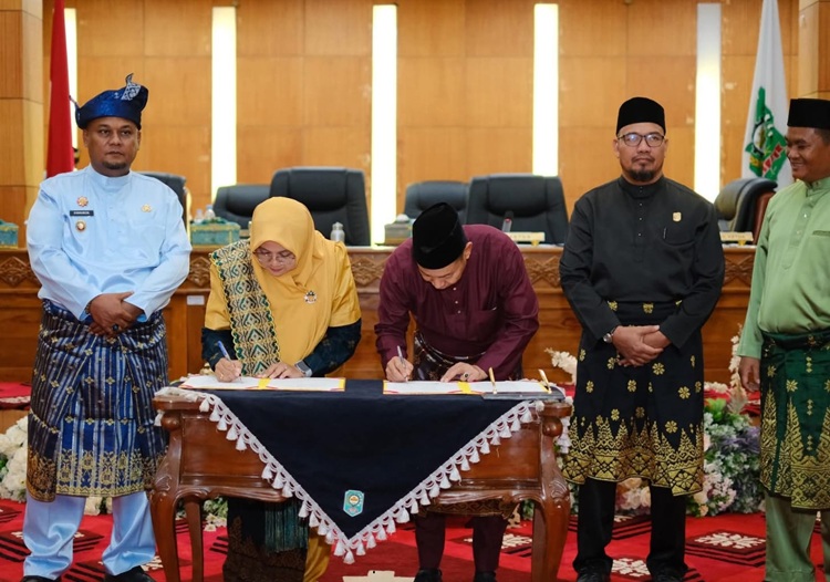 DPRD Siak Sahkan 8 Perda Sekaligus, Bupati Afni Sampaikan Apresiasi