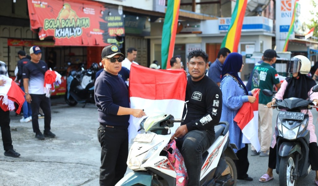 Seribu Merah Putih Berkibar di Meranti, Asmar Turun ke Jalan Ajak Warga Rayakan Kemerdekaan