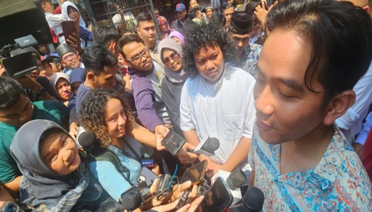 Wapres Terpilih Gibran Kunjungi Kota Tangsel Bagikan Susu dan Buku Gratis