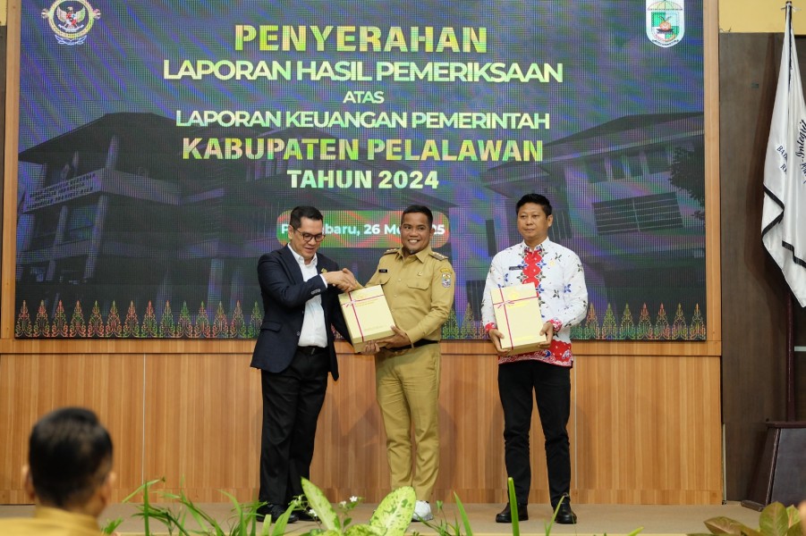 Pelalawan Raih Opini WTP LKPD 2024, Bupati Zukri dan Ketua DPRD Syafrizal Terima LHP dari Ketua BPK Riau