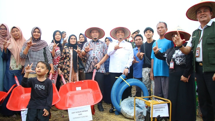 Diserahkan Walikota dan Wakil Walikota, 13 Kelompok Tani di Pekanbaru Terima Alsintan
