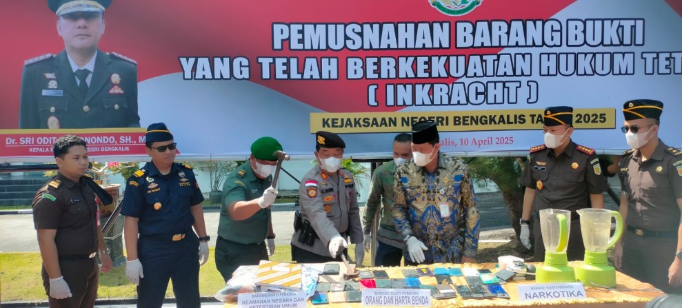Kejari Bengkalis Musnahkan Barang Bukti Narkoba dan Handphone Yang Sudah Inkracht