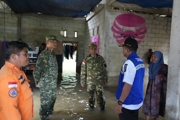Air Mata di Rumah Khadijah, Ketika Bupati Kampar Hadir di Tengah Genangan Banjir