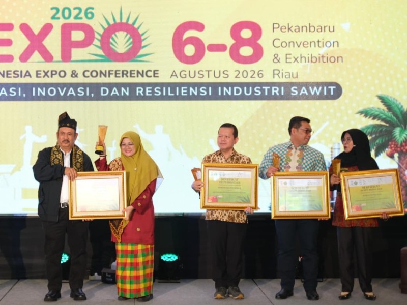 Peduli Petani Sawit, Bupati Afni Terima SIEXPO Award 2026 dari Menteri Bappenas RI