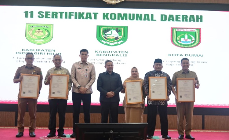 Bupati Kasmarni Terima dua Sertifikat KIK dari Kementerian Hukum RI