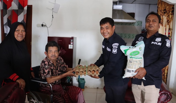Sambut HUT Bhayangkara Ke-79, Polres Dairi Sambangi Kediaman Jurnalis Sangkala.id