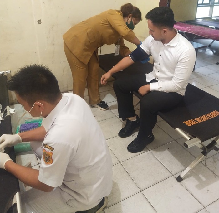 Langkah Kemanusiaan Waka Polres Dairi Bantu Pasien RSUD Cari Donor Darah