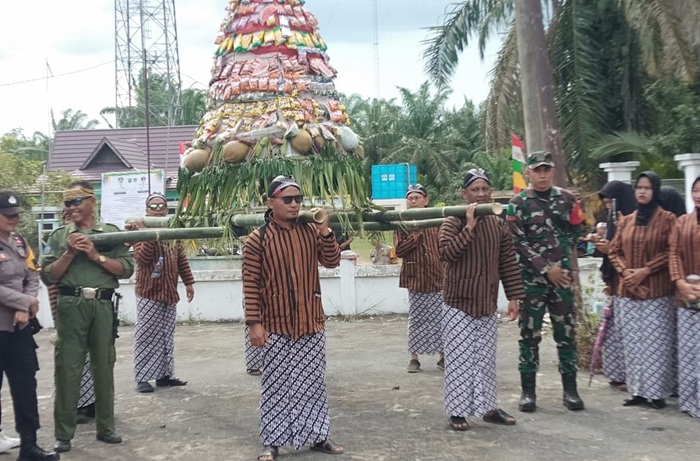 Tradisi 'Jolen' Ramaikan HUT ke-43 Desa Sialang Rindang