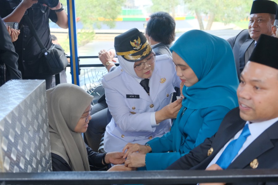 Pelantikan Bupati Siak Merakyat, Gubernur Riau dan Tamu Naik Odong-Odong Dari Kediaman Menuju Kantor DPRD