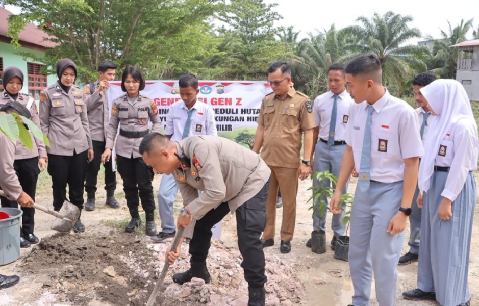 Srikandi Polwan Polres Rohil dan Kapolres Rohil Sosialisasikan Program Green Policing di SMAN 2 Tanah Putih