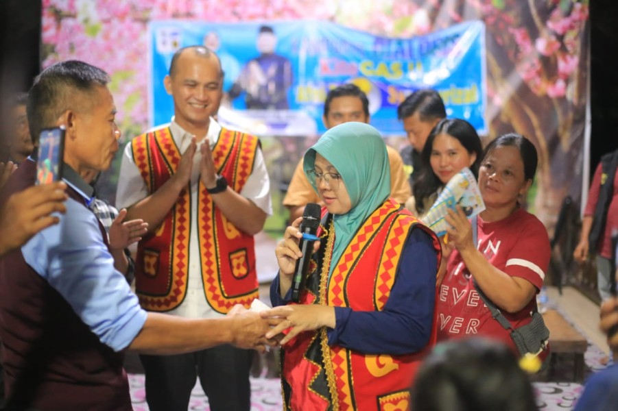 Mengharukan, Masyarakat Nias di Minas Kumpulkan Donasi Bantu Dr.Afni Jadi Bupati