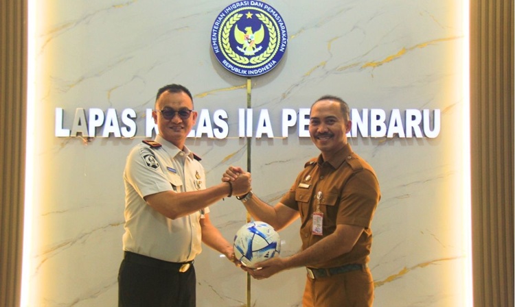Dukung Pembinaan Warga Binaan, Dispora Hibahkan Bola Kaki untuk Lapas Pekanbaru