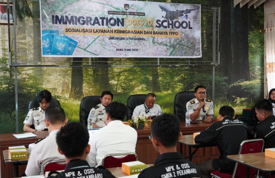 Imigrasi Pekanbaru Edukasi Siswa SMKN 2, Waspadai TPPO dan Pahami Layanan Paspor