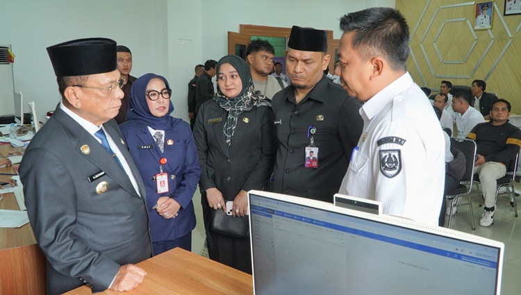 Percepat Digitalisasi Birokrasi, Bupati Rohil Tinjau Perekaman TTE PPPK Paruh Waktu