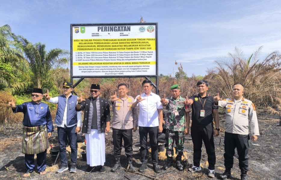 Plang Larangan Karhutla Dipasang, Bupati Zukri Ingatkan Sanksi Hukum dan Bahaya Asap