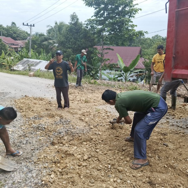 Rayakan Kemenangan Afni, Relawan Delima Jaya   Gelar Bakti Sosial dan Timbun Jalan Berlubang