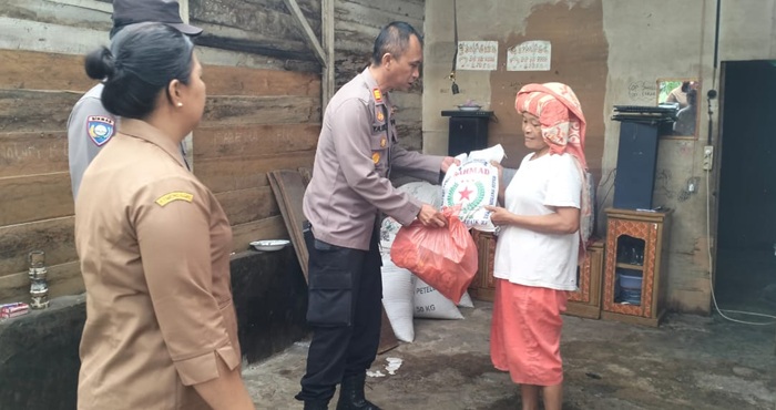 Polres Dairi Serahkan Bantuan Untuk Warga Korban Musibah Angin Puting Beliung