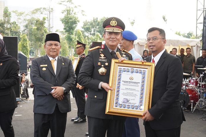 HUT Bhayangkara, Dirut PHR Terima Penghargaan Kapolda Riau