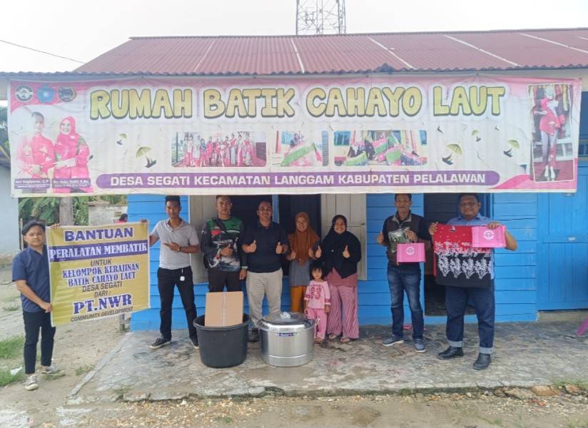 Dukung Batik Cahayo Laut, PT NWR Serahkan Bantuan Perlengkapan Membatik