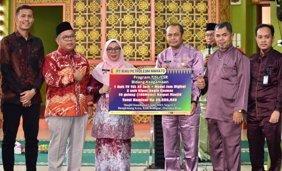 Wabup Kampar Serahkan CSR Rp25,5 Juta untuk Sarana Keagamaan