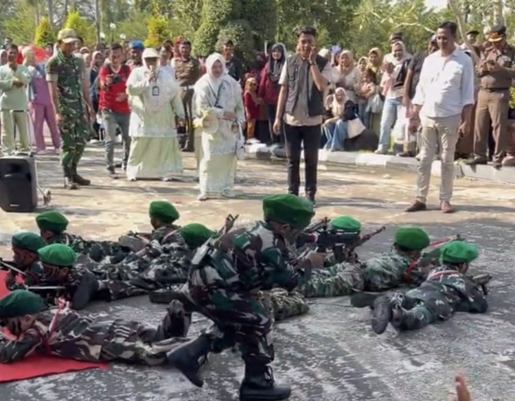 Perdana! Ribuan Peserta Karnaval Disambut Bupati dan Wabup Siak di Rumah Rakyat