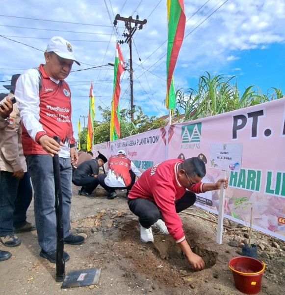 Bupati dan Kepala OPD Pelalawan Tanam Pohon  Peringatan Hari Lingkungan Hidup Sedunia  2025