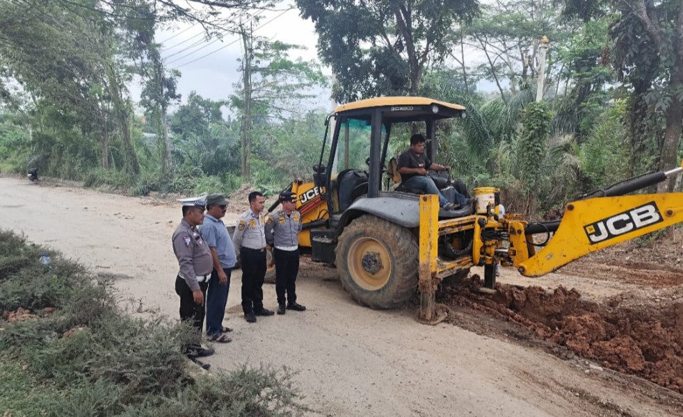 Satlantas Polres Rohul dan Dishub Pasang Rambu-Rambu di Jalan Rusak Sedang Diperbaiki
