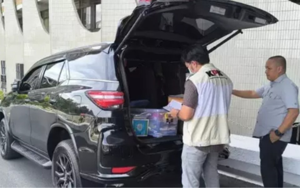 KPK Geledah Kantor Gubernur Riau, Periksa Mobil Plt Gubri dan Sekda, Bawa Sejumlah Dokumen