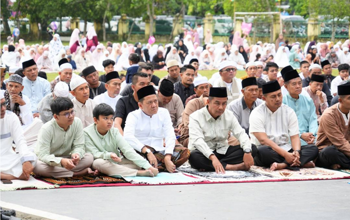 Bupati dan Wakil Bupati Kampar Laksanakan Sholat Idul Adha 1446 H di Lapangan Pelajar Bangkinang