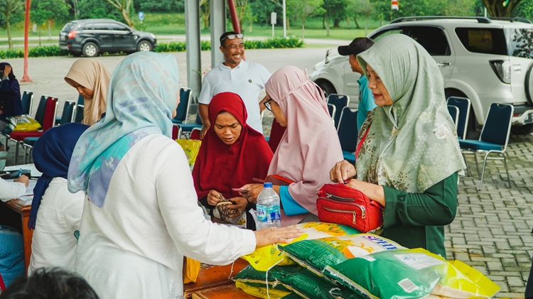 PalmCo Salurkan 195 Ton Beras SPHP, Harga Stabil Masyarakat Lega