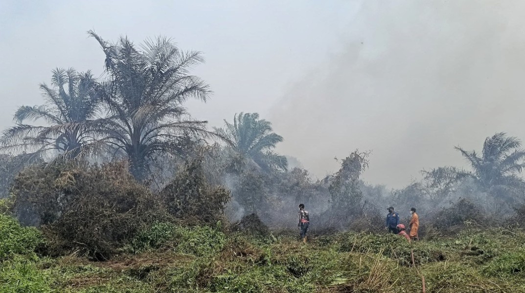 Lebaran di Tengah Asap, Tim PHR Siaga Padamkan Karhutla di Dumai